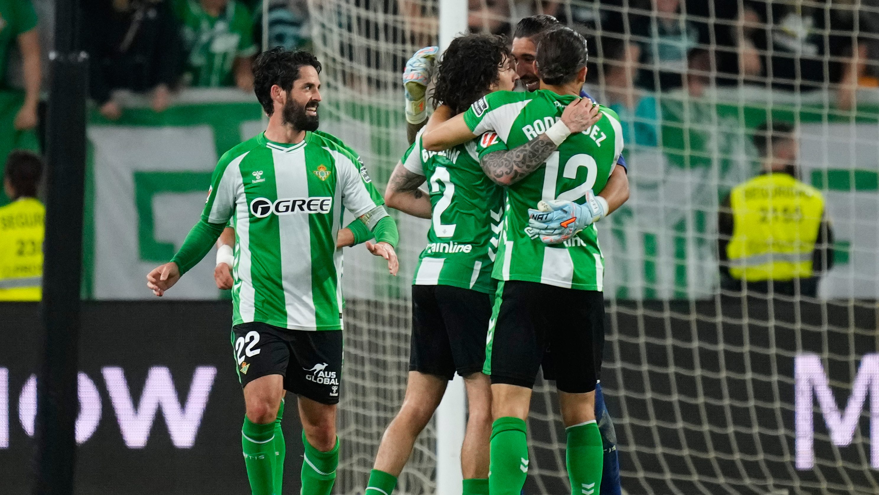 El Betis rescata un empate agónico y frena al Real Madrid en la lucha ...