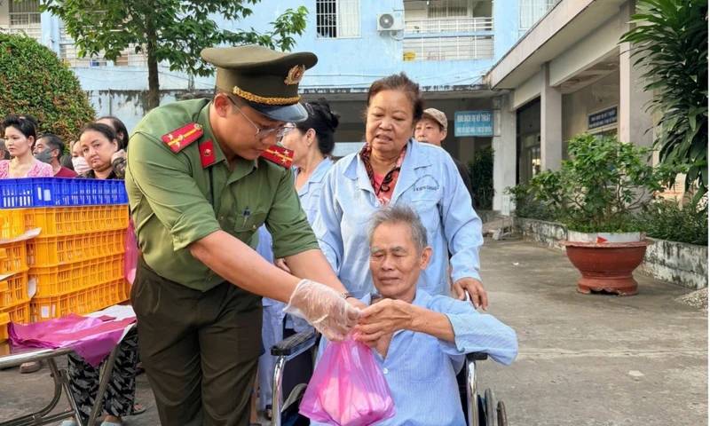 Tuổi trẻ Công an An Giang trao hàng trăm suất ăn nghĩa tình