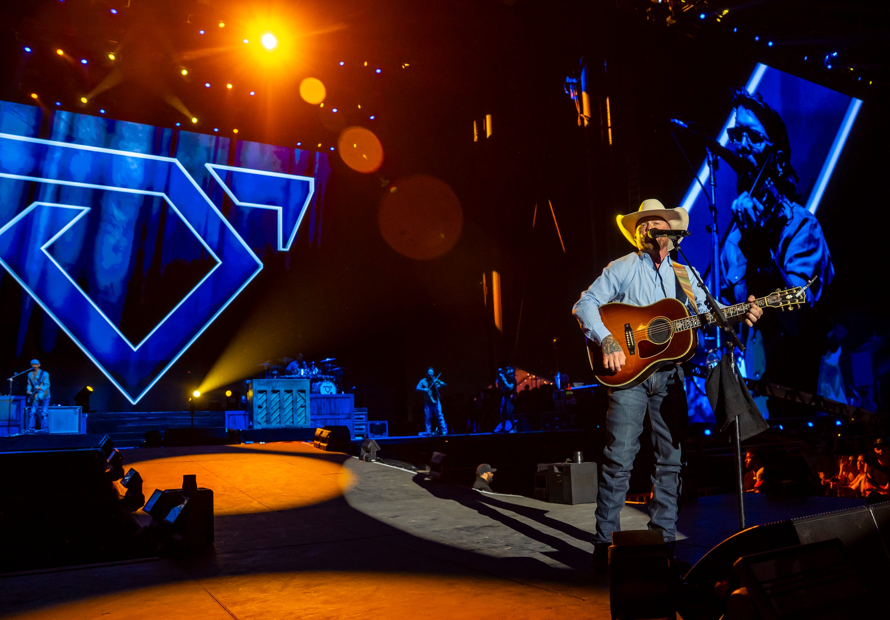 Cody Johnson showcases vocals — and patriotism — in Stagecoach set