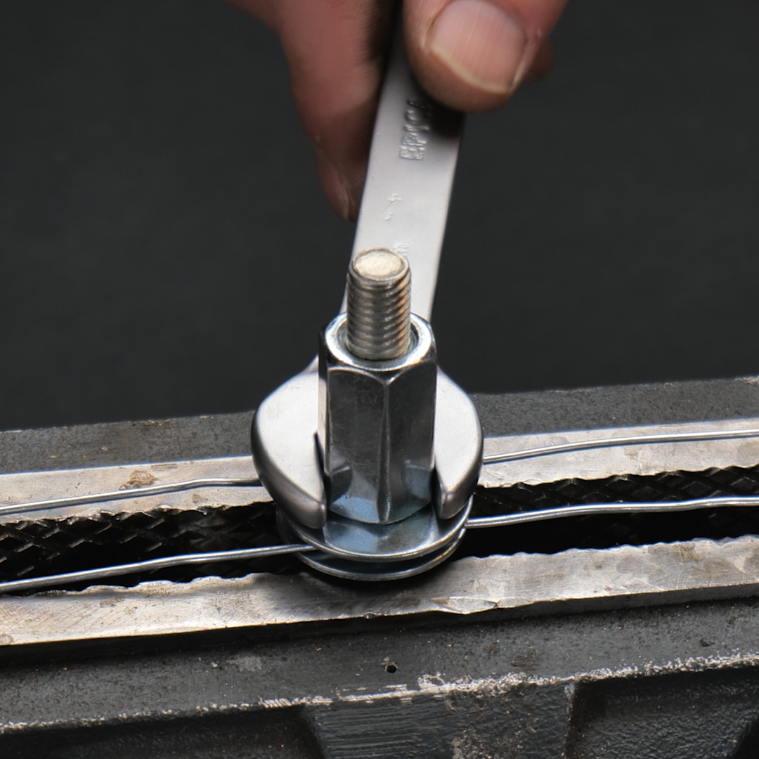 Tight and clean wire twists in seconds