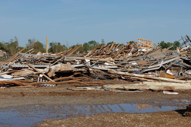 Violent tornado tears through Oklahoma town, damaging 40 homes but ...