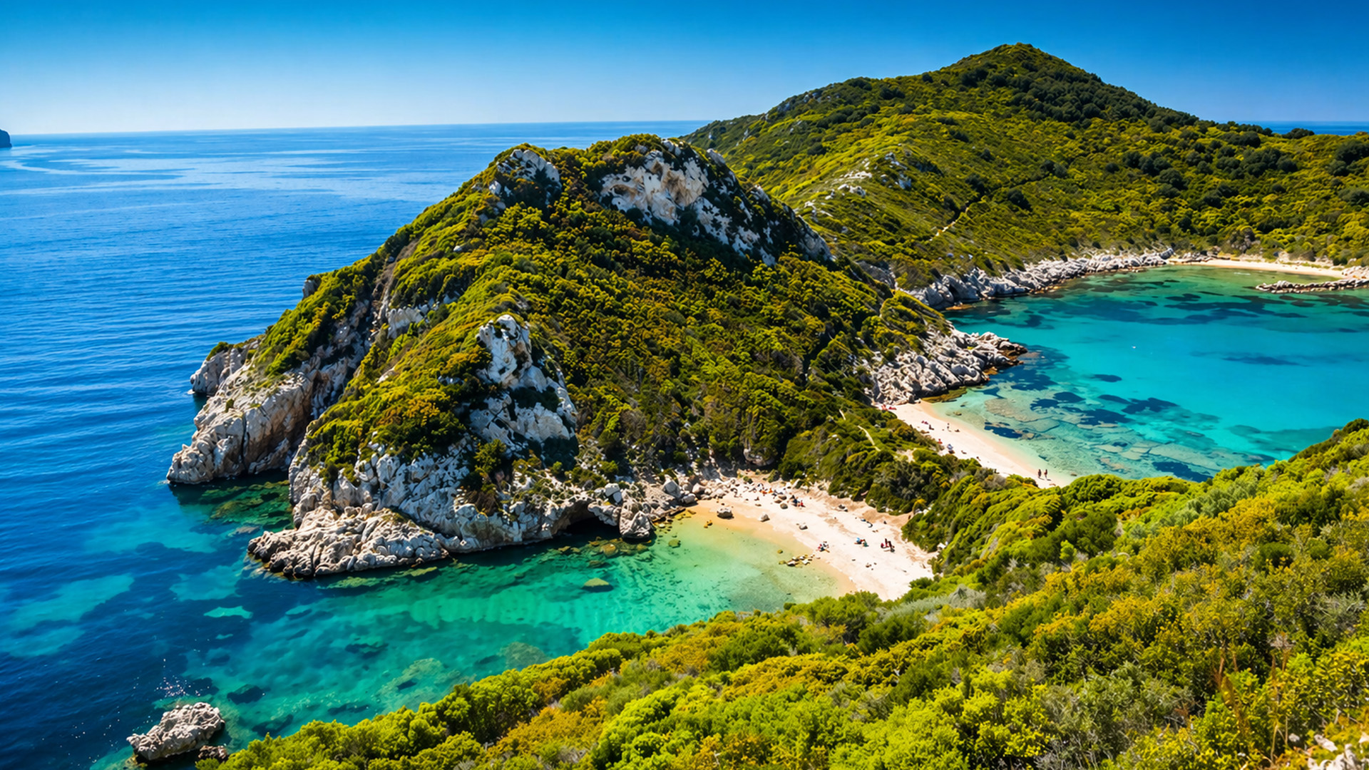 Plage d'île avec deux baies bleues