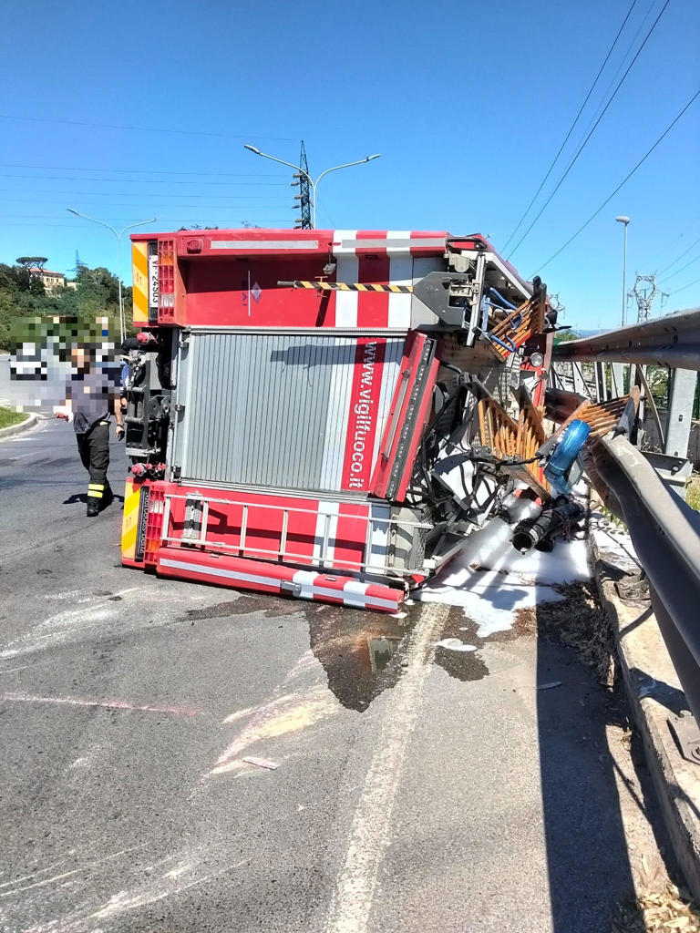 Camion dei vigili del fuoco si ribalta: incidente alla rotonda, quattro ...