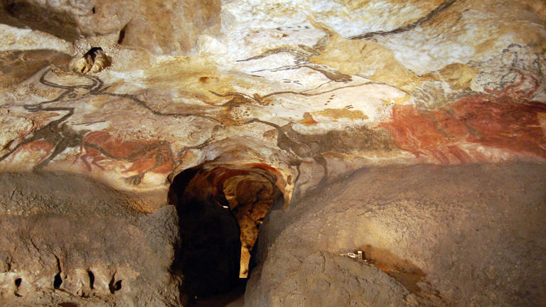 La Sala de los Toros de la cueva de Lascaux, uno de los espacios más impresionantes del arte rupestre, donde grandes figuras de animales decoran las paredes desde hace más de 17.000 años