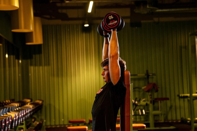Overhead press: Shaping shoulders with dumbbells