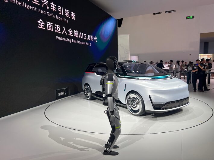 Geely apresenta carro autônomo que promete desbravar até estradas de terra sem sinalização