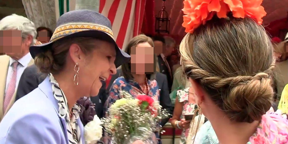 La infanta Elena sorprende en la Feria de Abril de Sevilla: vitoreada y  aplaudida
