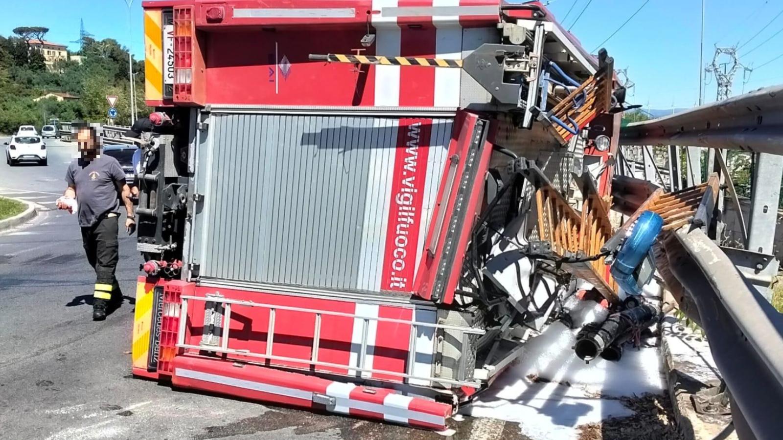 Camion dei vigili del fuoco si ribalta: incidente alla rotonda, quattro ...
