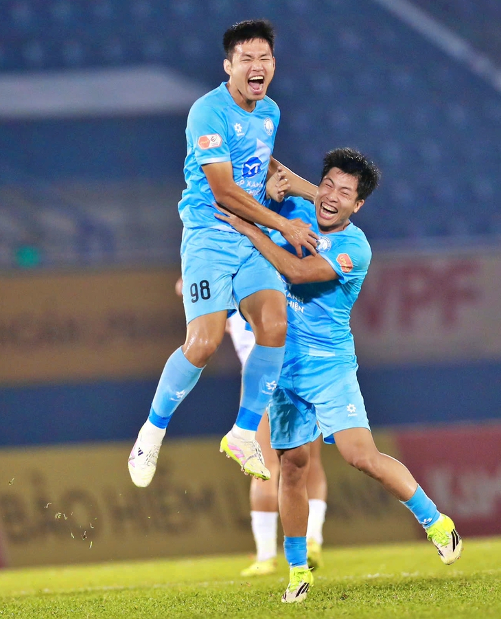 VAR tước bàn thắng của Xuân Son, Nam Định lỡ tốp 5