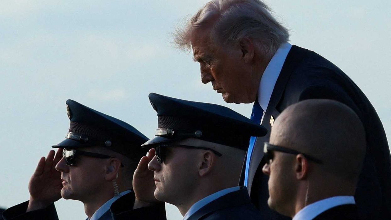 U.S. President Donald Trump disembarks Air Force One at Palm Beach International Airport in West Palm Beach, Florida, U.S., April 24, 2026. REUTERS/Kylie Cooper