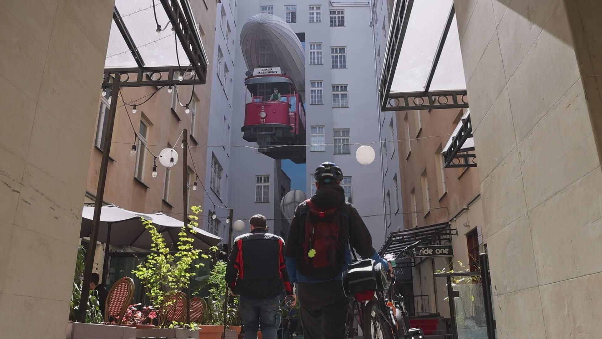 Mural na dziedzińcu kamienicy Braci Jabłkowskich w Warszawie