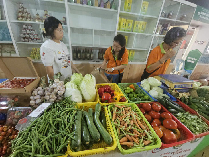 Nghỉ lễ, người dân TP.HCM chọn đến phiên chợ xanh săn đặc sản vùng miền