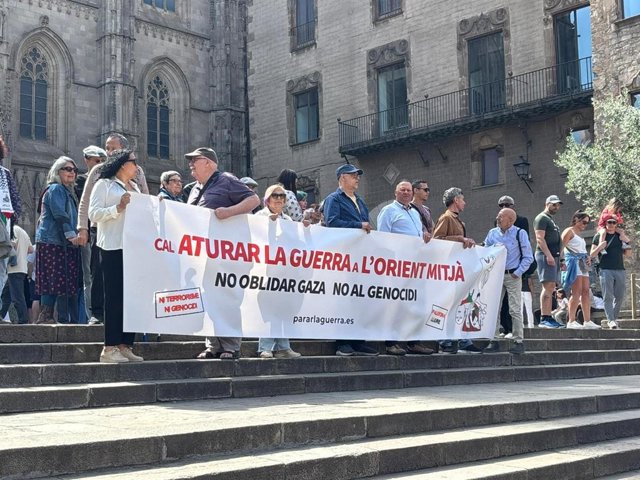 Una cincuentena de personas se concentra en Barcelona contra la guerra ...