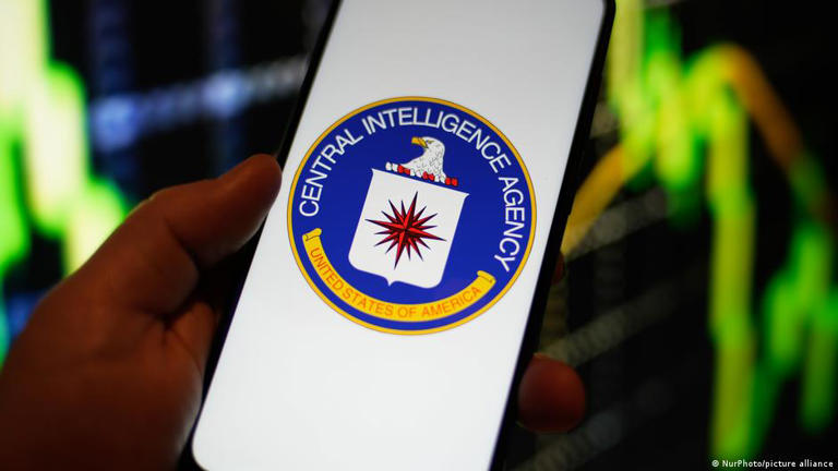 Logo de la Agencia Central de Inteligencia estadounidense visto en un celular.