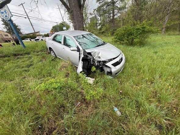 Single-vehicle crash temporarily closes road in Allegheny County