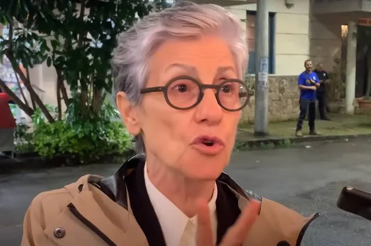 Cássia Kis causa polêmica ao bater boca com mulher em banheiro: "Eu não vou no banheiro masculino"