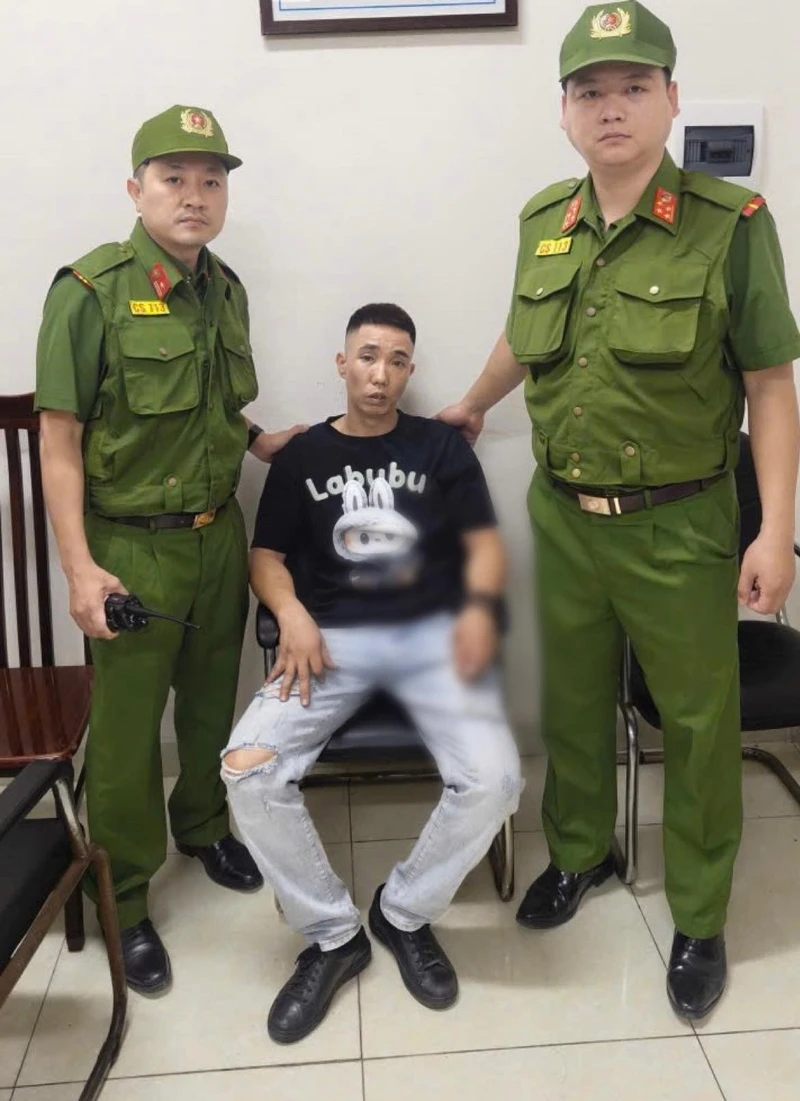 Hà Nội: Cảnh sát khống chế đối tượng cầm dao tấn công tài xế xe ôm