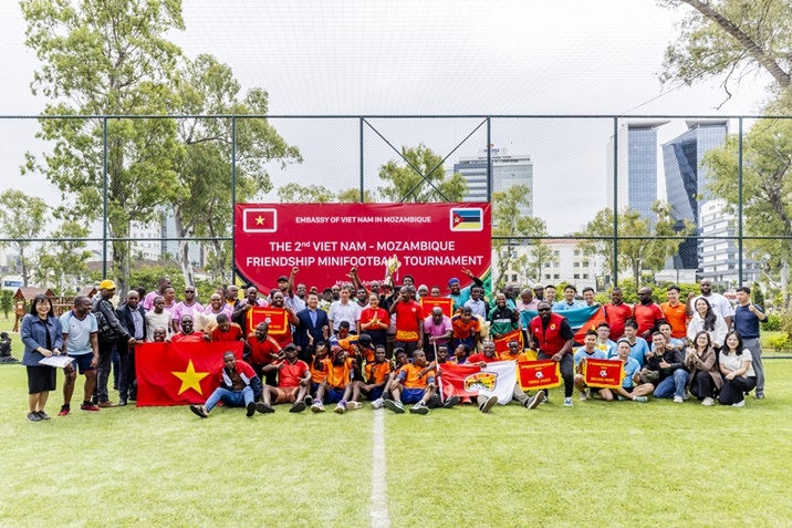 Giải bóng đá hữu nghị lần thứ hai và lễ kỷ niệm 30/4 tại Mozambique