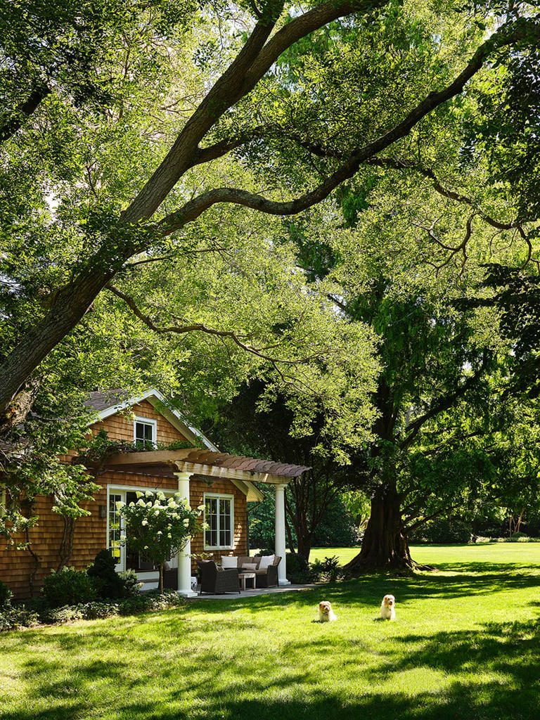 This Hamptons cottage breaks all the beachy rules