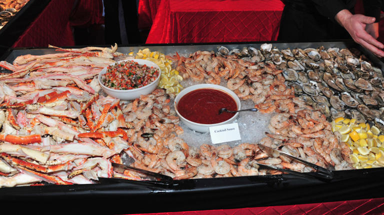 9 seafood buffet red flags that should send you running