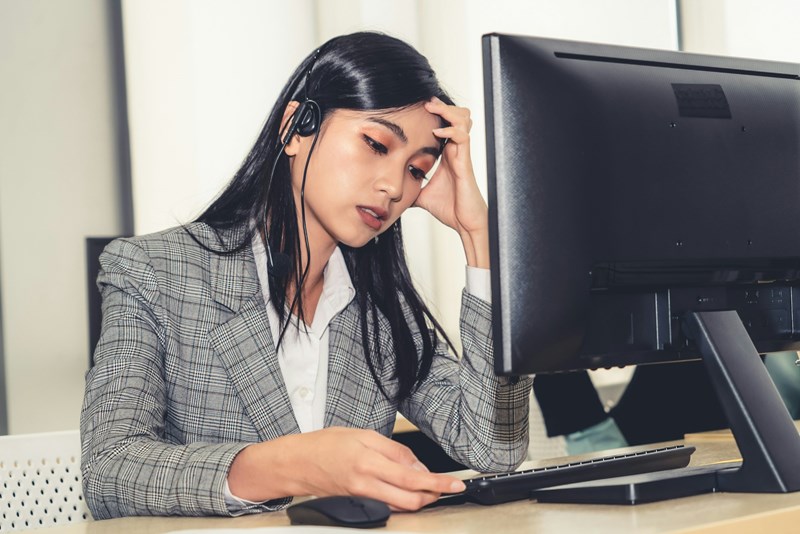 Call center manager forces strict script use, employee follows it ...