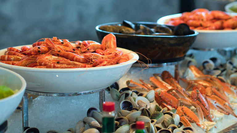 9 seafood buffet red flags that should send you running