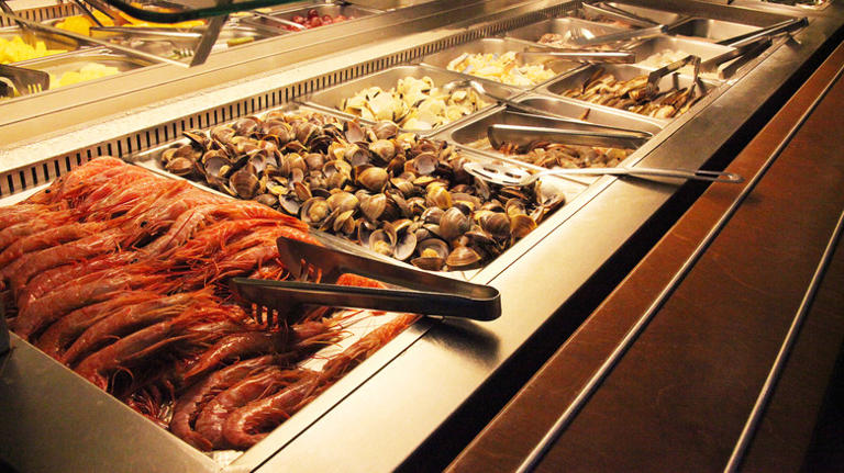 9 seafood buffet red flags that should send you running