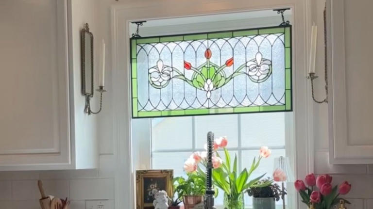Neither blinds, nor curtains: The vintage way to cover kitchen windows