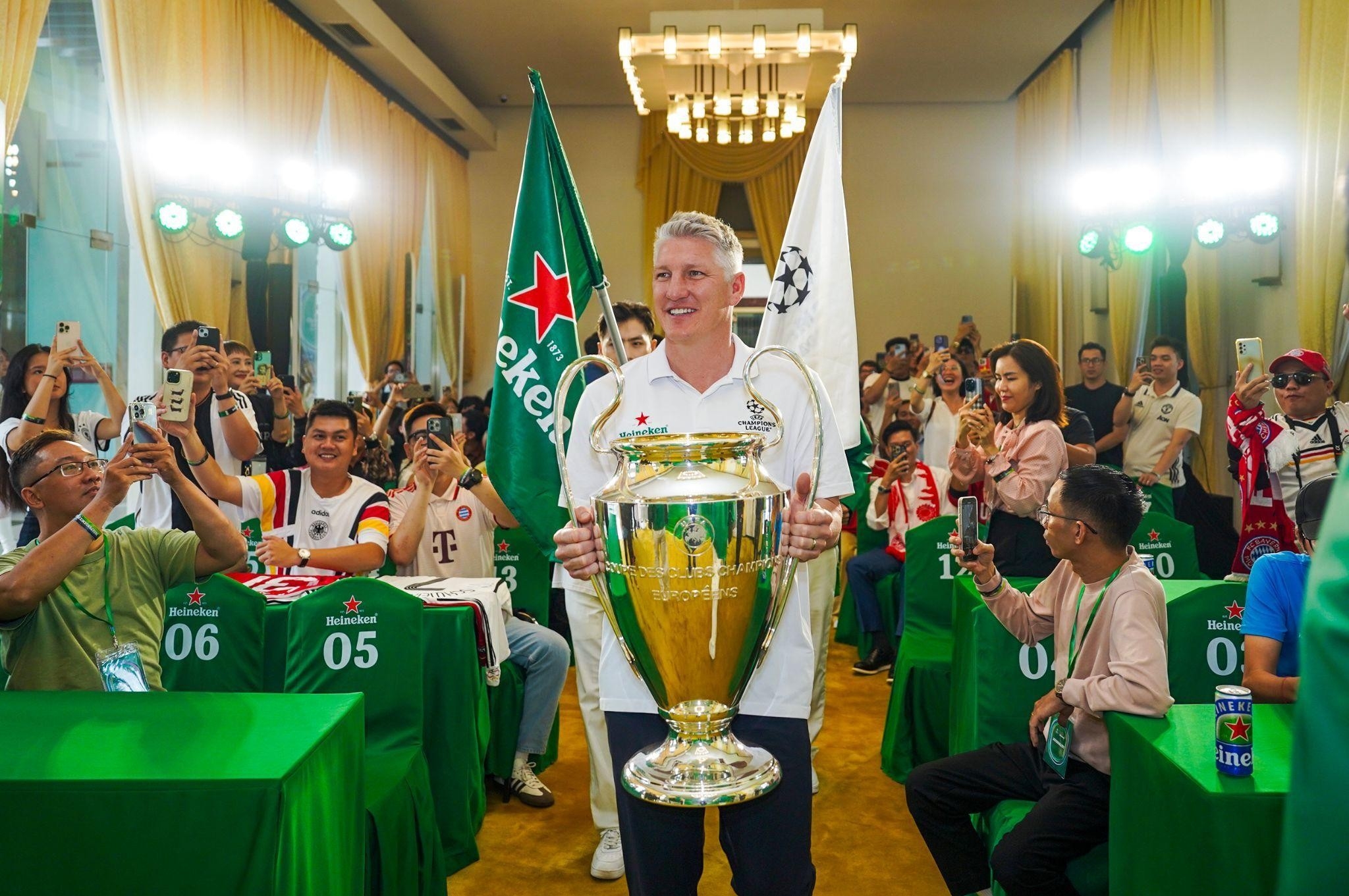 Chiến dịch 'Từ fan thành bạn' cổ vũ bóng đá của Heineken