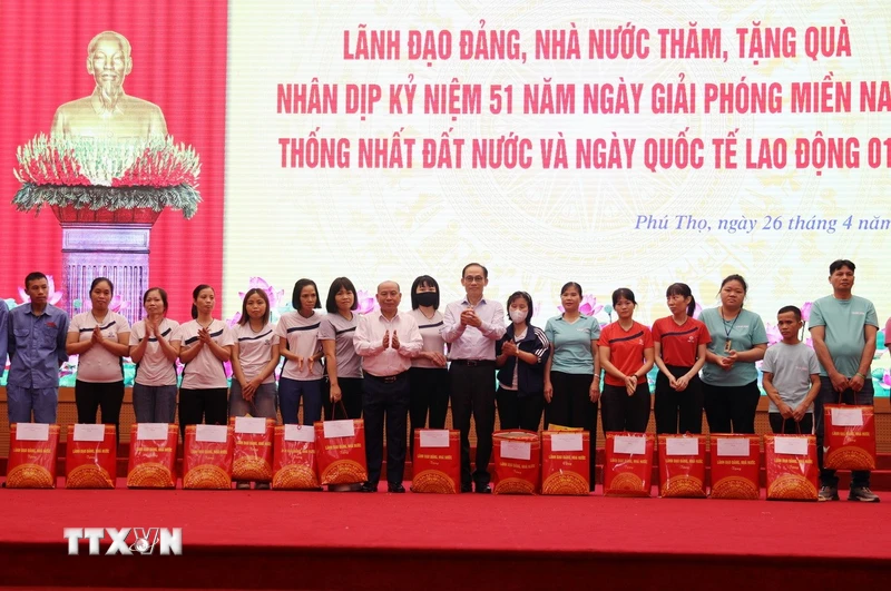 Trao hơn 200 suất quà tại Phú Thọ, lan tỏa tinh thần Uống nước nhớ nguồn