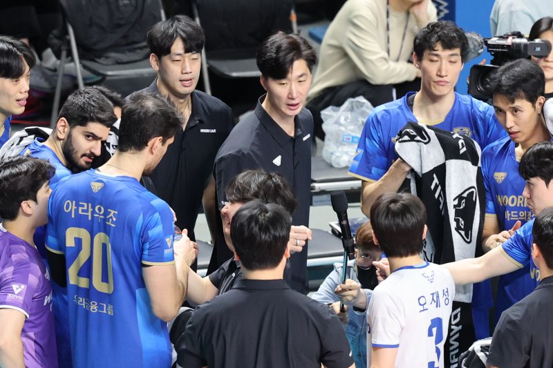 감독님, 취임 선물입니다… 우리카드, 내부 FA 4인방 전원 잔류로 박철우호에 힘 실었다