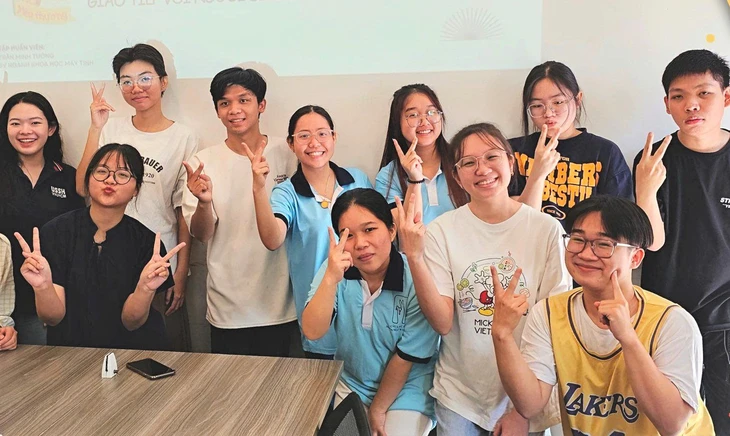 Câu lạc bộ của những người bạn nghe bằng trái tim, 'nói' bằng ngón tay