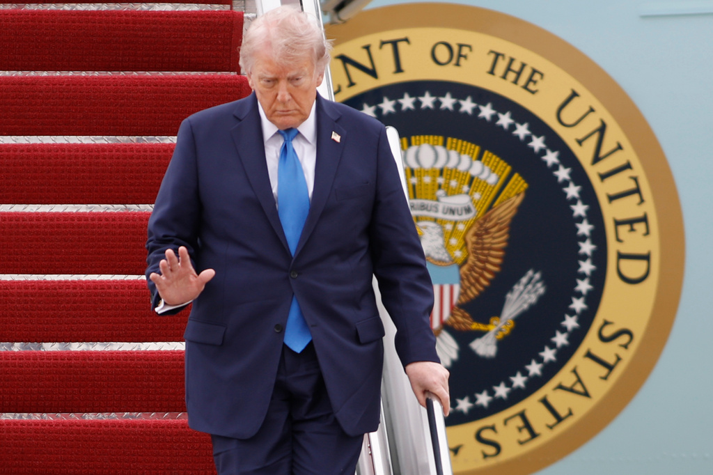 Watch live: Trump delivers speech at White House Correspondents ...