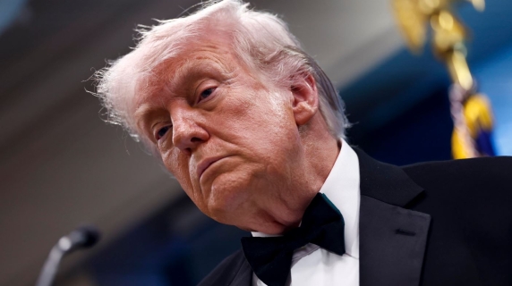 Spari alla cena con la stampa. Trump: «L'attentatore aveva diverse armi»