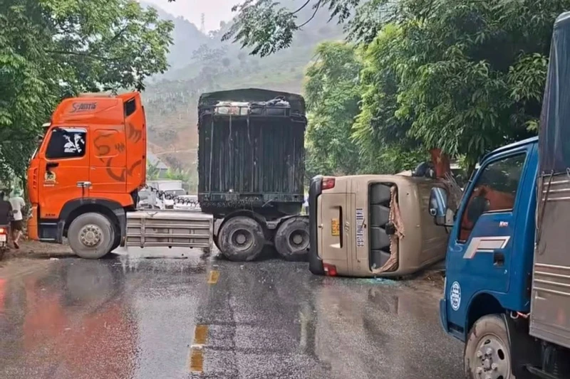 Lật xe khách ở Tuyên Quang, nhiều người thoát nạn