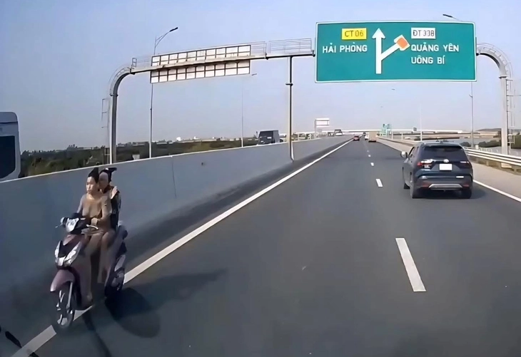 Lập biên bản xử phạt 2 thiếu nữ 'đầu trần', phóng xe máy ngược chiều ở làn 100km/h trên cao tốc