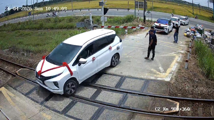 Xe đám cưới tính 'thông chốt' khi gác chắn đã hạ: Xe mắc kẹt rồi thoát trong gang tấc