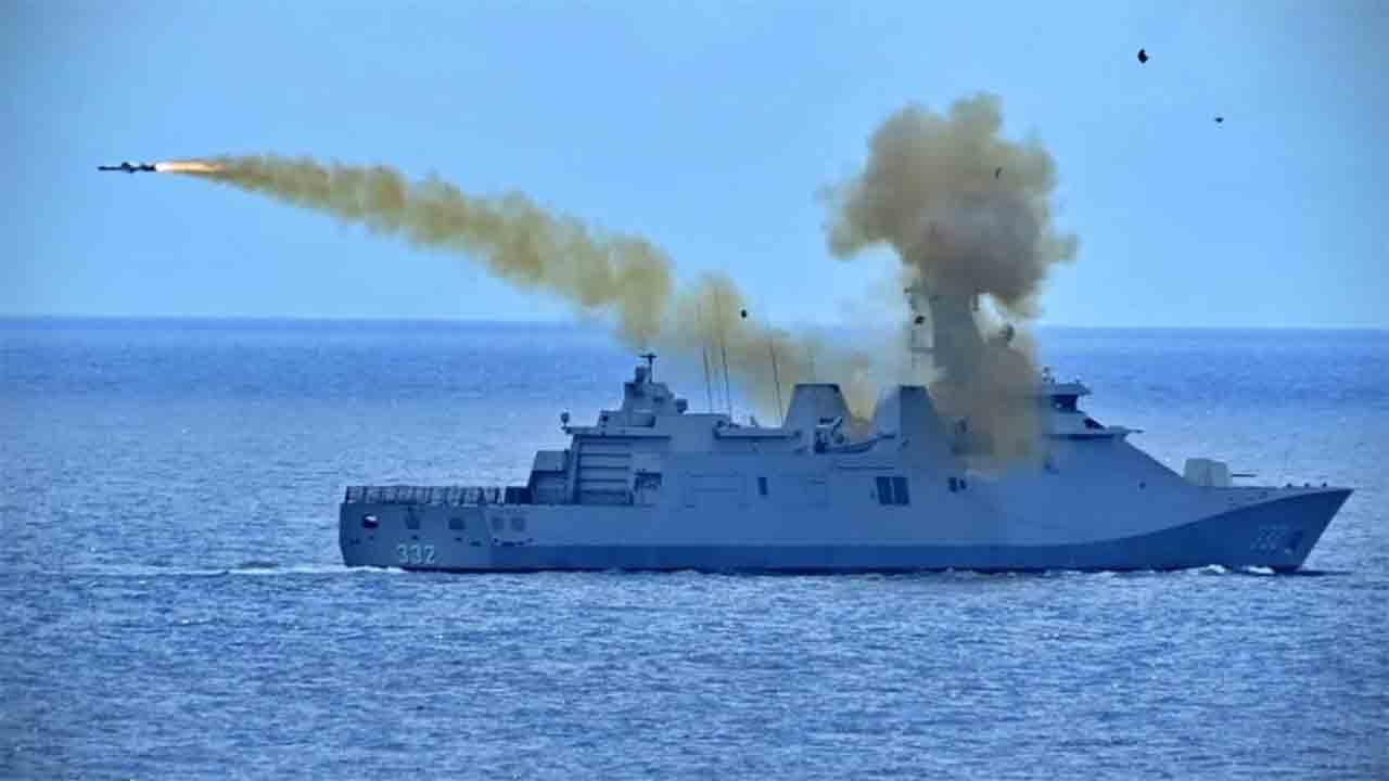 Marinha da Indonésia afunda ex-LST da Alemanha Oriental em exercício no ...