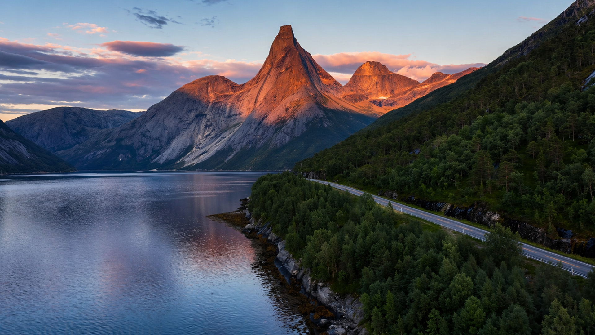 A silent route between mountains and sea
