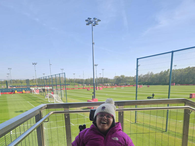 Inspirational Sheffield girl Aroob Haroon meets Manchester United ...