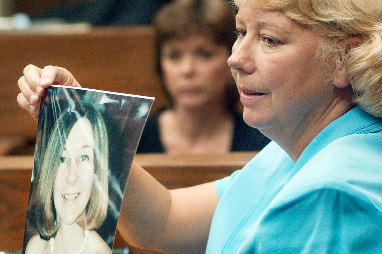 Michael Peterson's friend Elizabeth Ratliff was found dead at the bottom of her  staircase. 16 years later, his wife died under similar circumstances