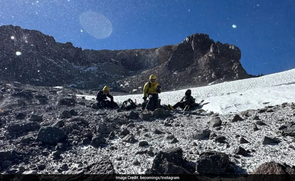 Athletes set record with marathon on world's highest active volcano