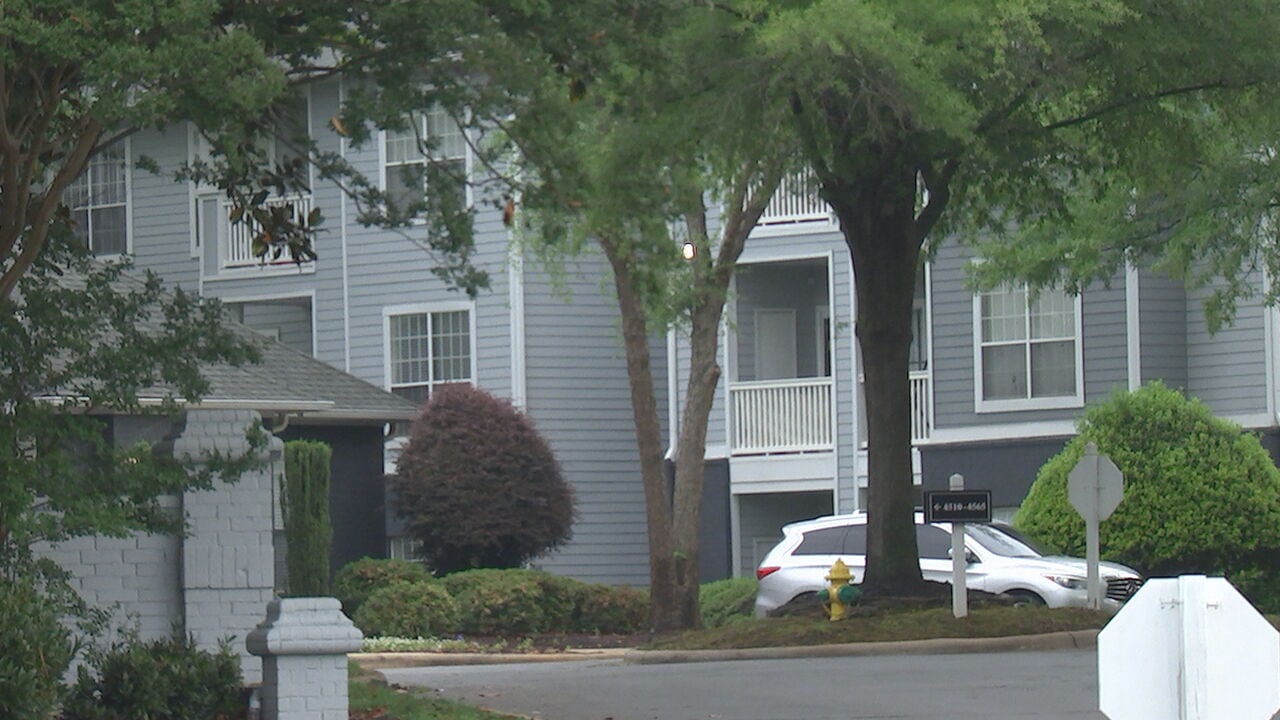 1 person injured in north Charlotte shooting