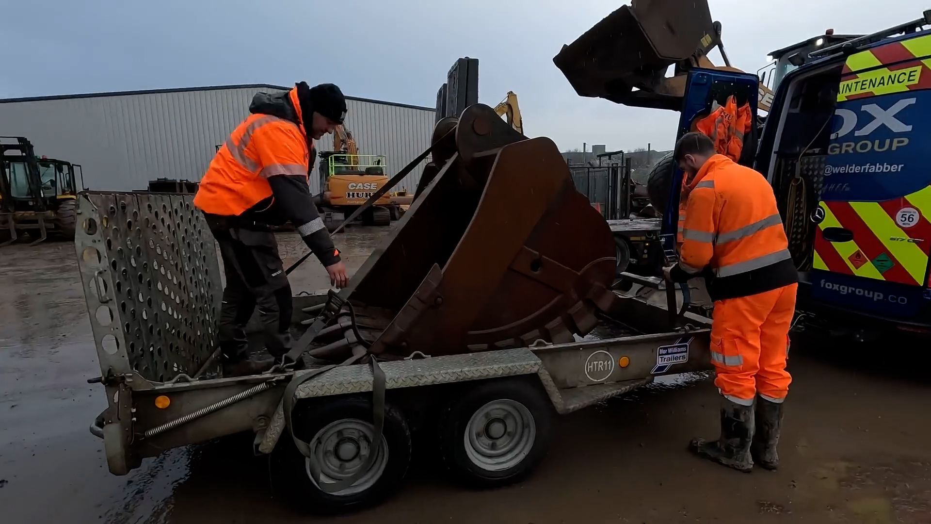 Loading excavator bucket for transport in wet conditions
