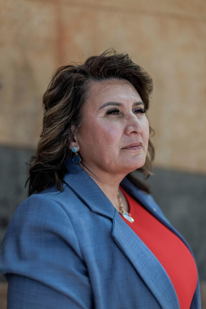 JoAnna Mendoza, candidata democrata ao Congresso, em Sierra Vista, Arizona, na terça-feira, 21 de abril de 2026 Foto: Adriana Zehbrauskas/The New York Times