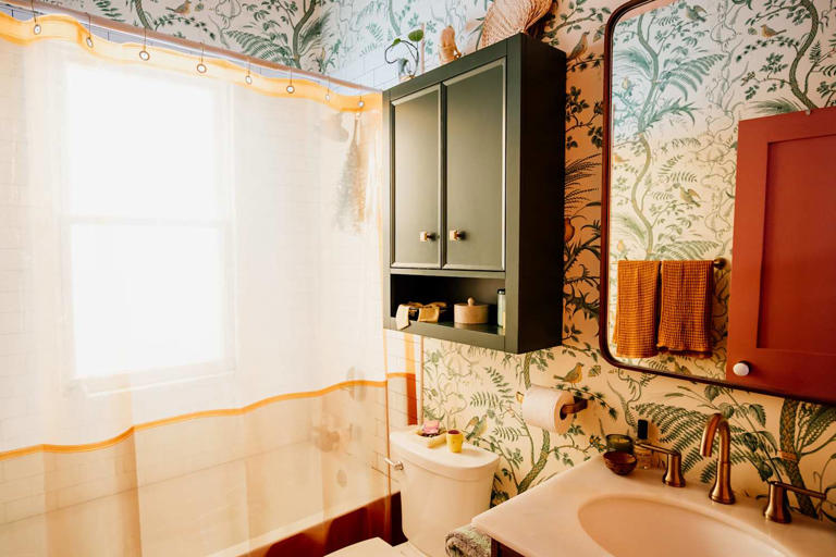 I tapped into this vintage aesthetic to transform my small bathroom (it ...