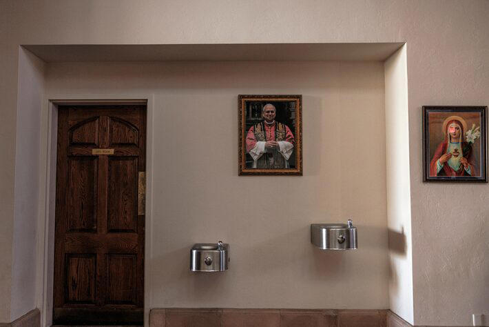 Um retrato do Papa Leão XIV exposto na Paróquia de São Tomás Apóstolo em Tucson Foto: Adriana Zehbrauskas/The New York Times