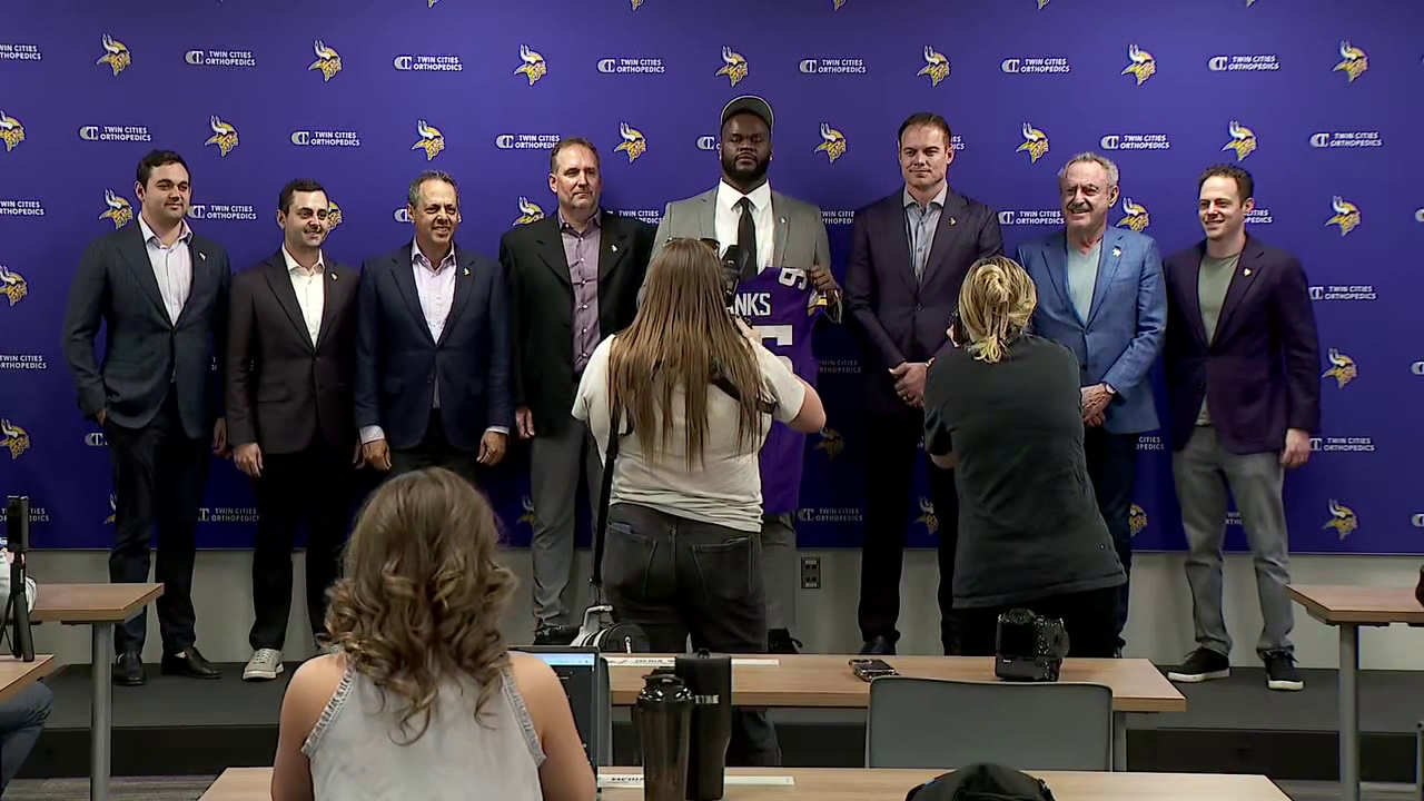 Caleb Banks challenges Vikings’ reporter to rock paper scissors at ...