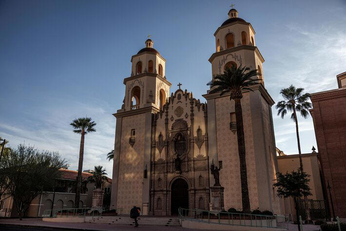 Catedral de Santo Agostinho no centro de Tucson Foto: Adriana Zehbrauskas/The New York Times