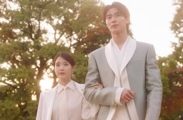 IU và cảnh khoác tay trong Perfect Crown trở thành tâm điểm